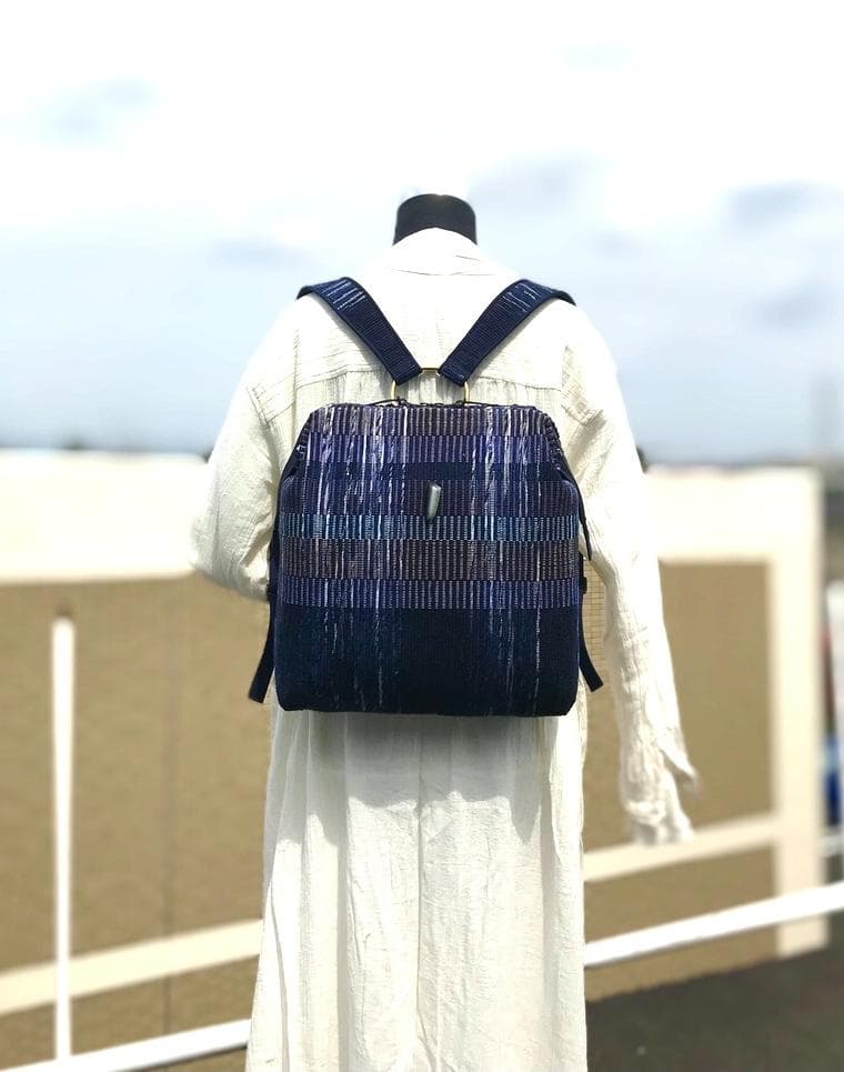 口がガバッと開く裂き織りのワイヤー口金リュック