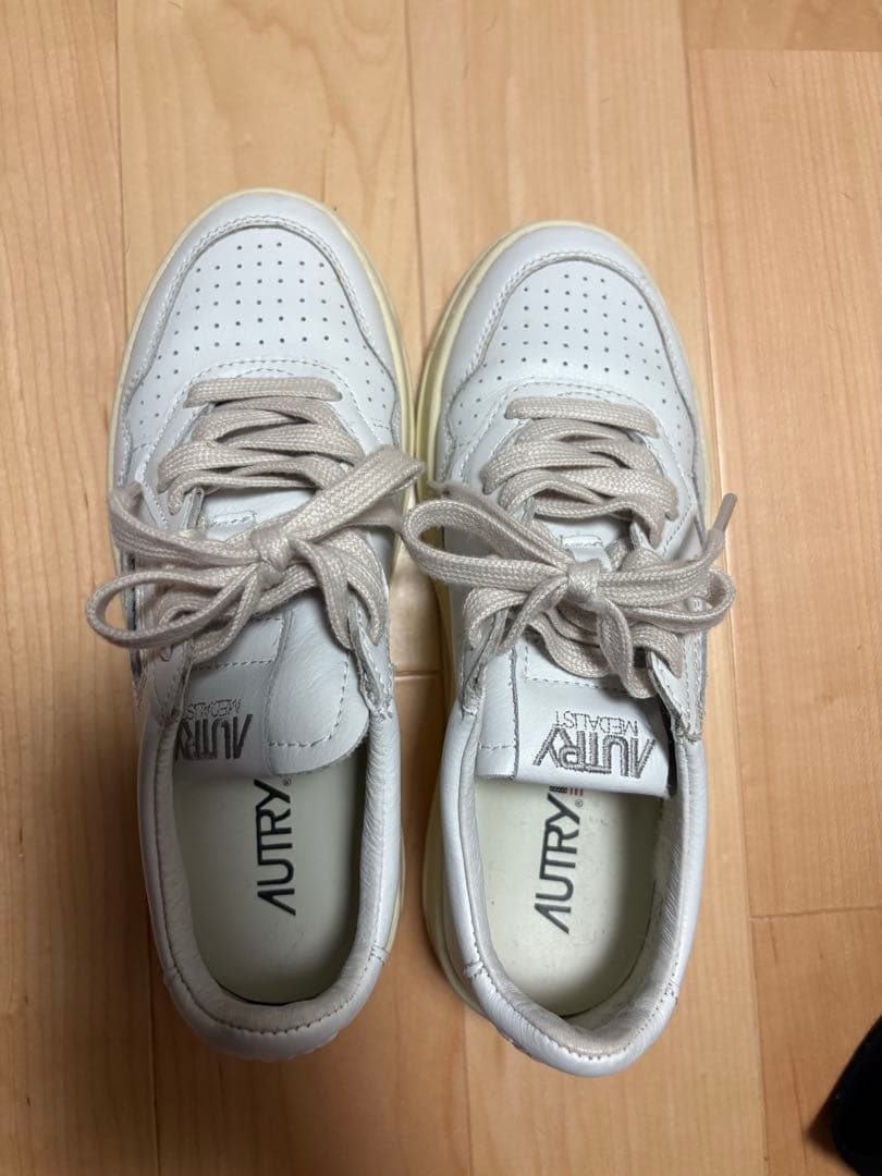AUTRY ホワイトレザー スニーカー