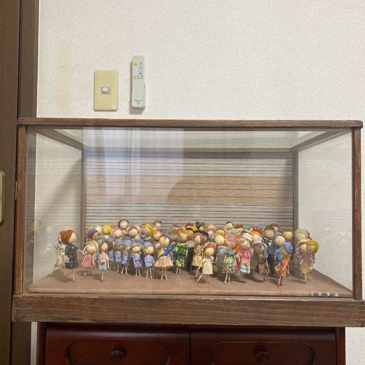 60年代風の服を着ておしゃれな人形100人