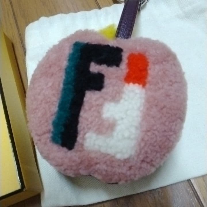 お値下げ　FENDI バッグチャーム　Apple りんご　ピーカブー