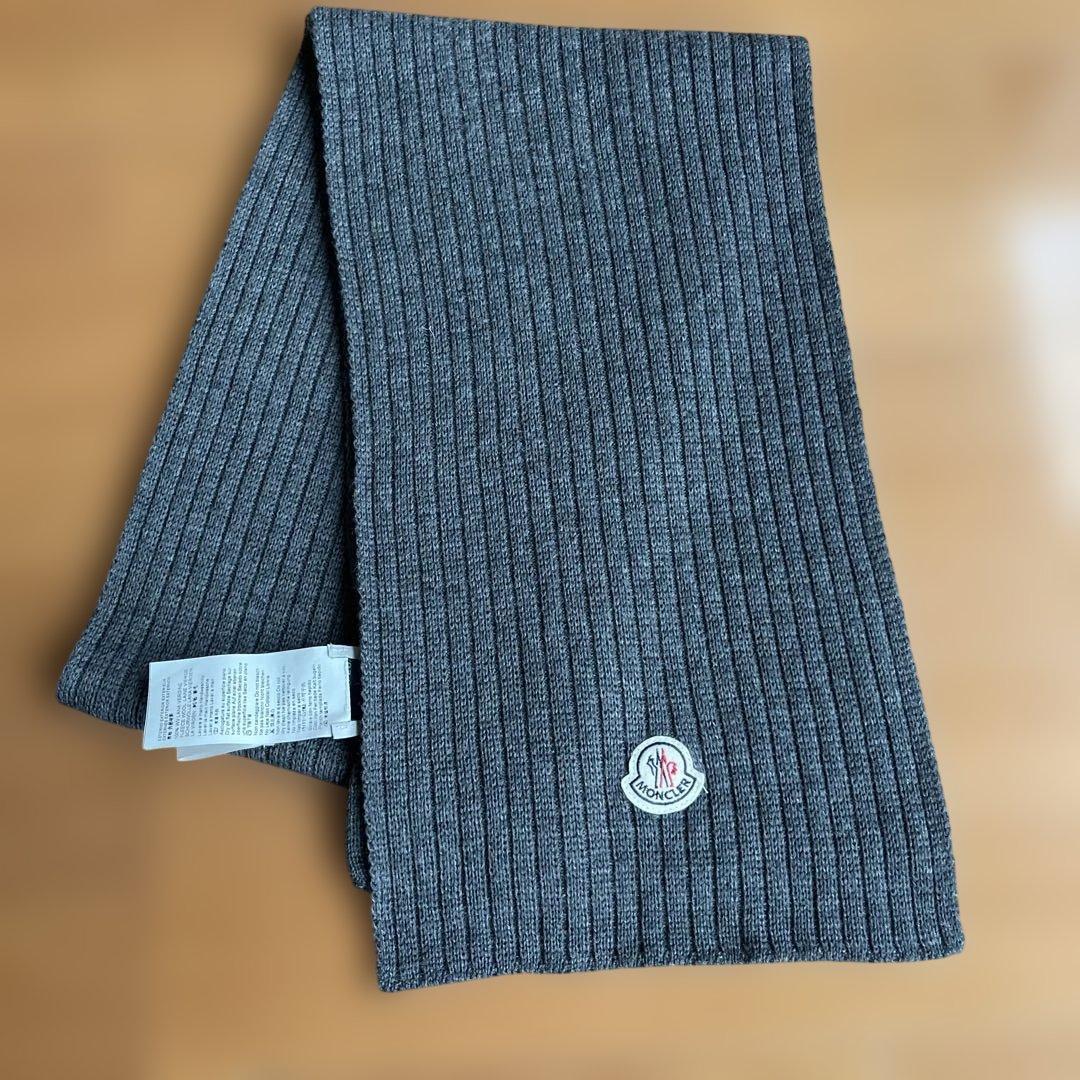 美品MONCLER グレー リブ編みマフラー