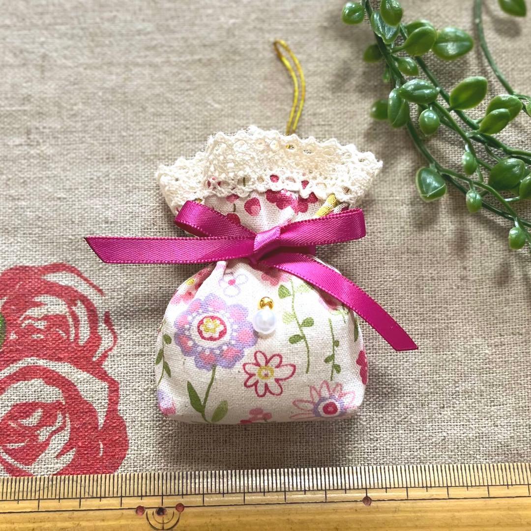 No.2304-24 ミニストラップサシェ 香り袋 春の小花柄＊パール②