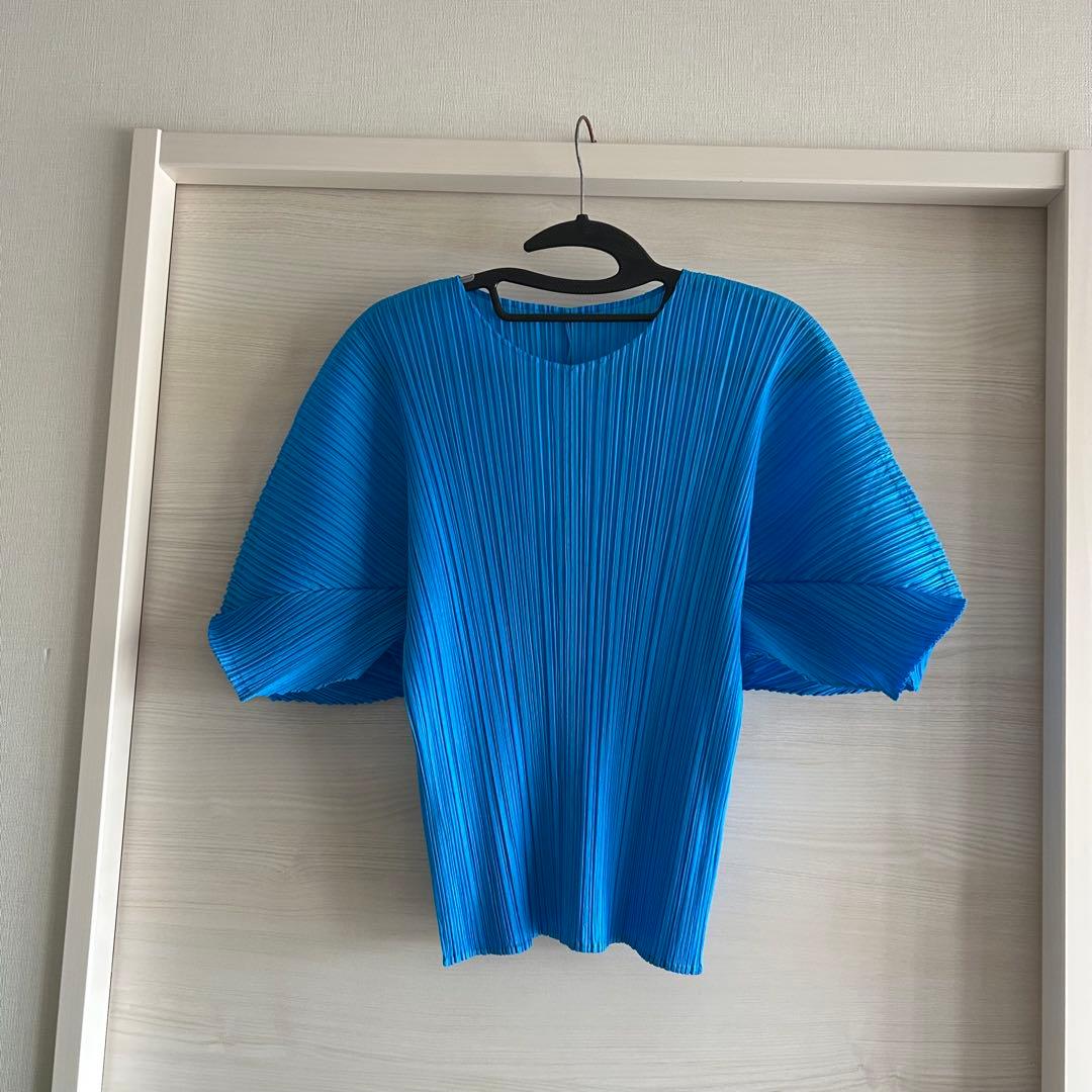 プリーツプリーズ　セルリアンブルー　変形トップス　美品