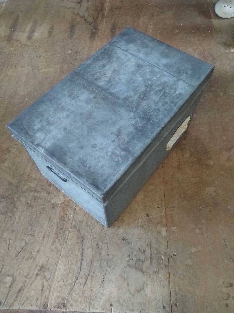 アンティーク　ブリキ製衣類収納箱