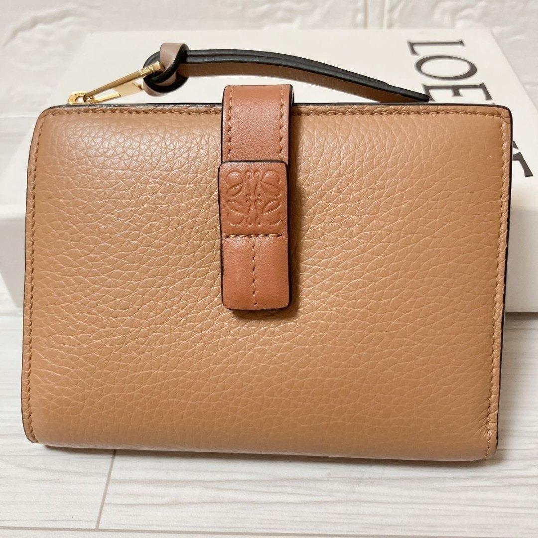 極美品 ロエベ LOEWE アナグラム 二つ折り 折り財布 レザー MB42