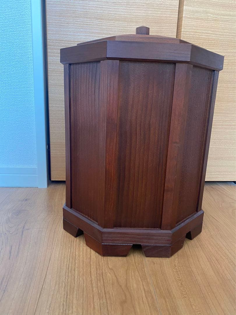 木製木の香りかおる、八角形の木製蓋つきゴミ箱（ブラウン）