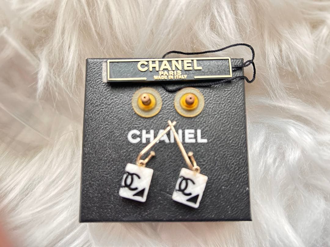 CHANEL スクエア型ピアス ホワイト/ブック　ヴィンテージ