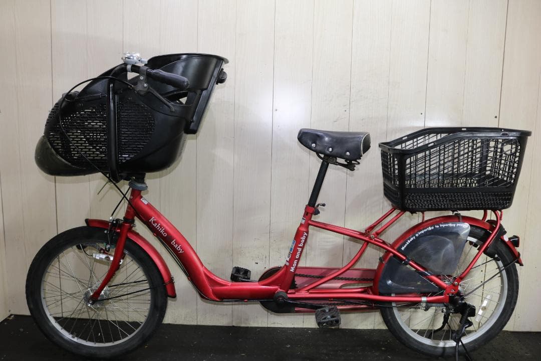 赤いシティサイクル チャイルドシート付き
