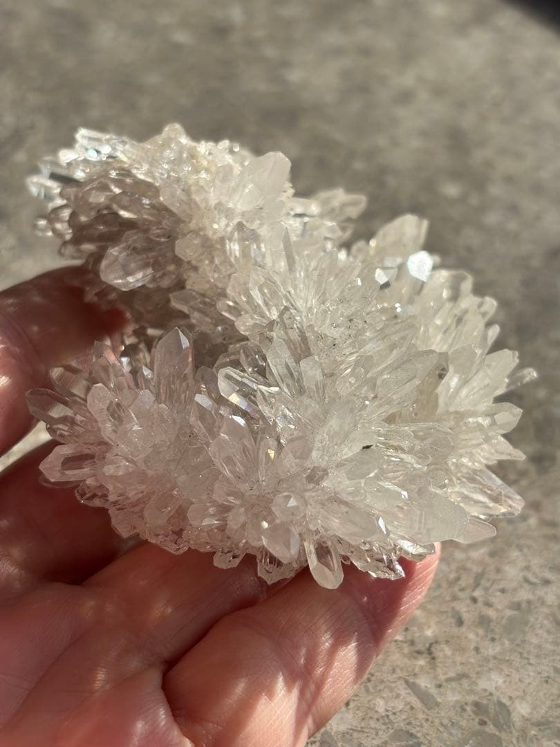 中国四川省産　本物　菊花水晶クラスター　193g 透明　光沢　天然石