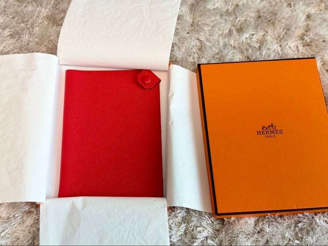 HERMES レッド パスポートケース