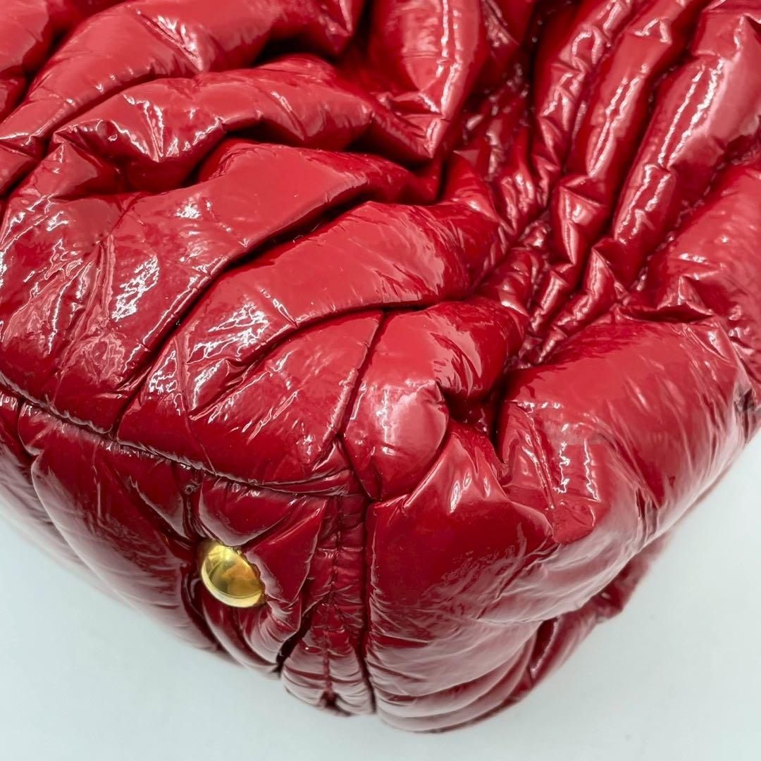 良品　ミュウミュウ　マテラッセ　2way トートバッグ　パテントレザー　レッド