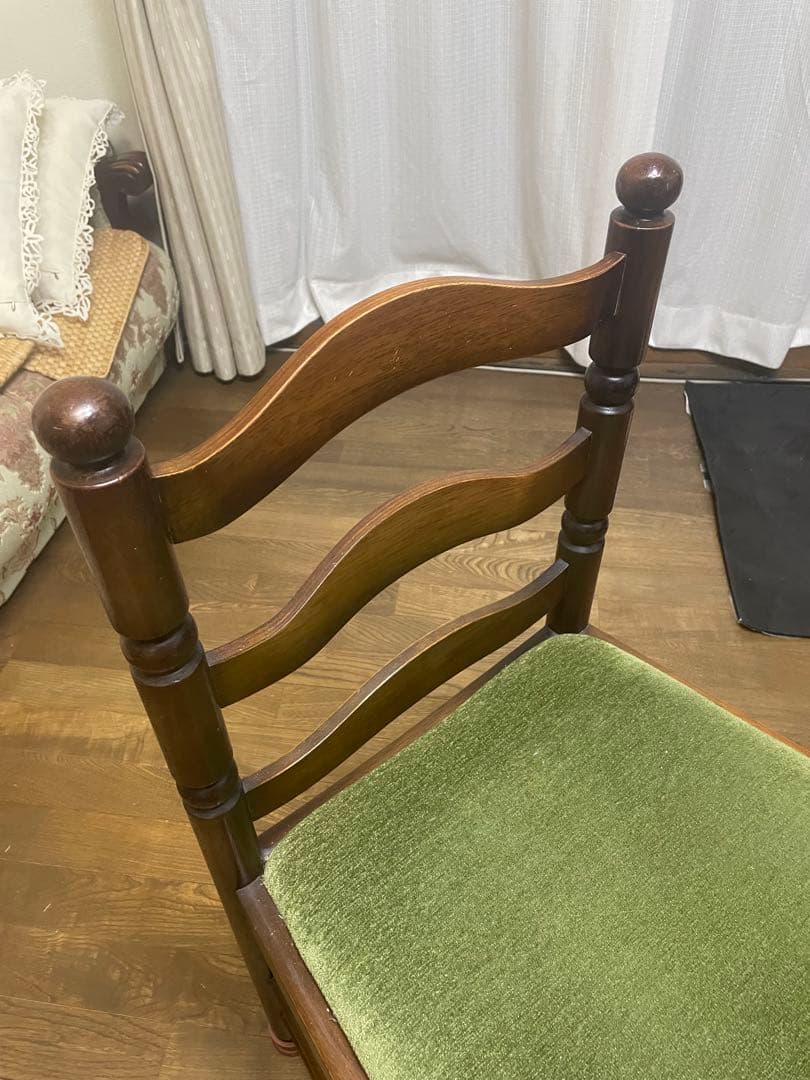 ナガノインテリア　アンティーク　木製ダイニングチェア 緑色クッション付き　①