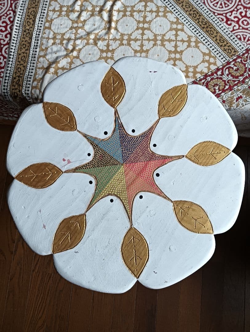 木製サイドテーブル 花形 牛柄　手描き　1点物