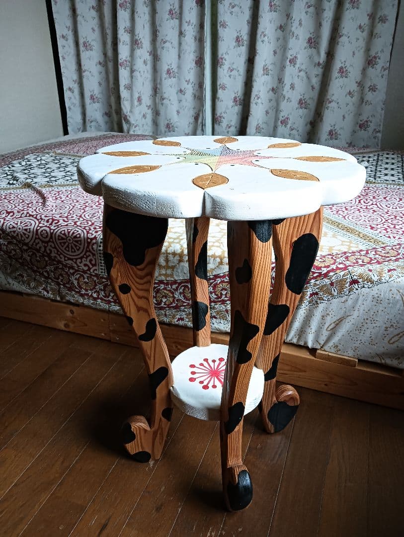 木製サイドテーブル 花形 牛柄　手描き　1点物