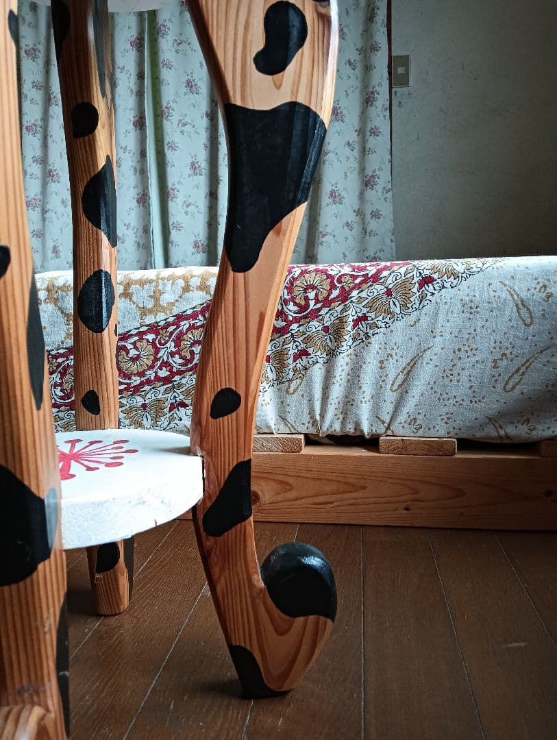 木製サイドテーブル 花形 牛柄　手描き　1点物