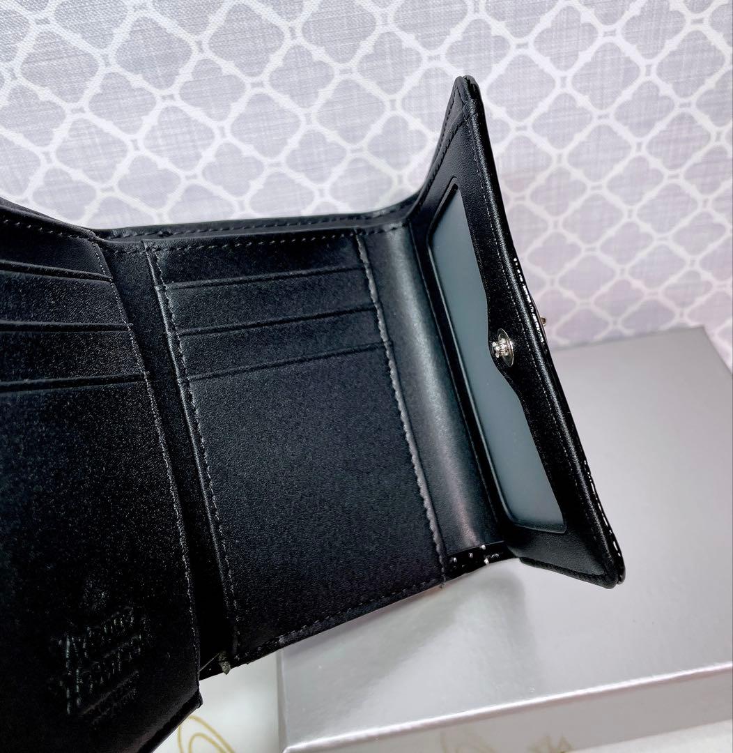 【内側に素敵な柄♡新作】Vivienne Westwood 折財布 エナメル黒