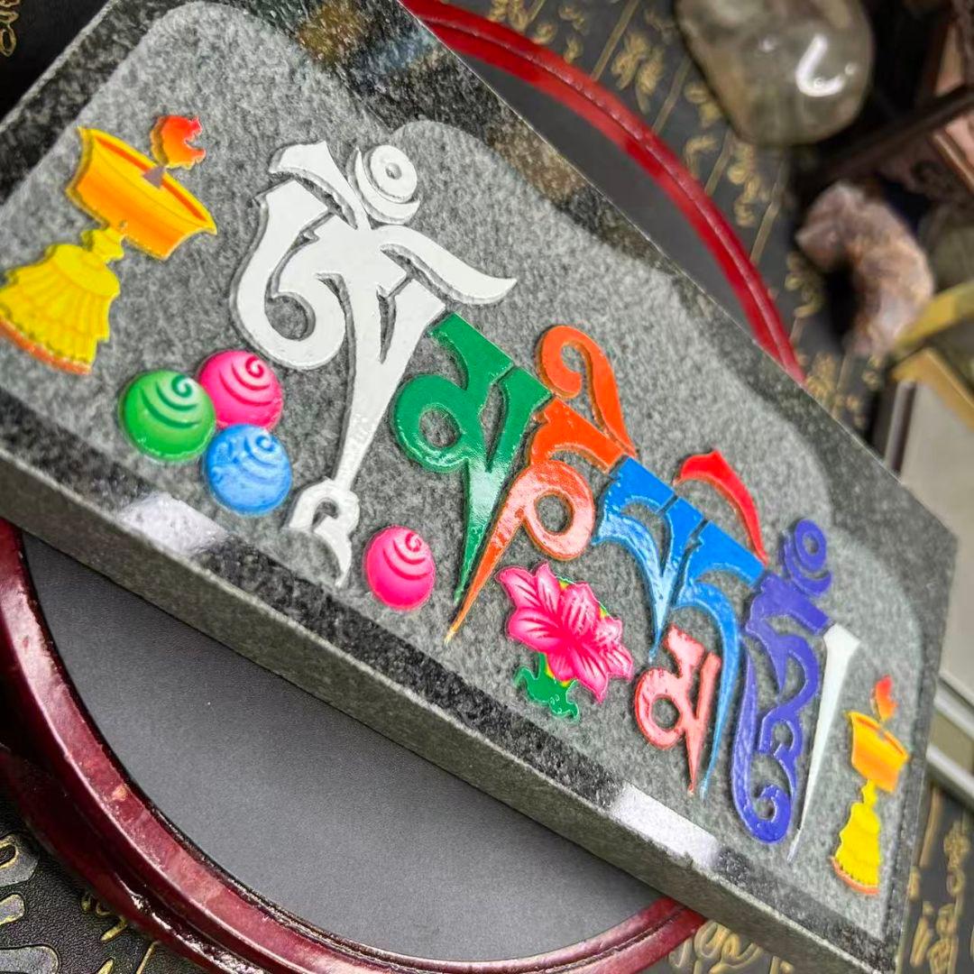 チベット陽刻と言う彫刻法です。手彫りの六字真言。開運、家宅守り、福祈り、願掛け！