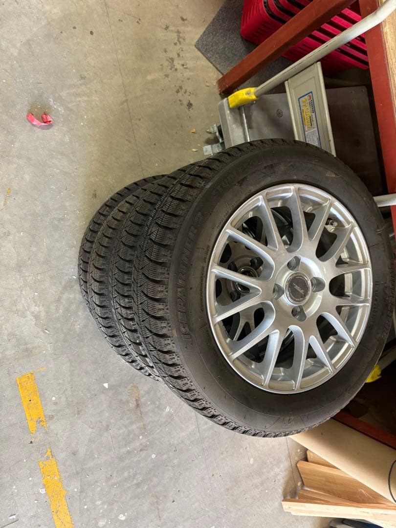 トヨタアクア　スタッドレス175 65 15