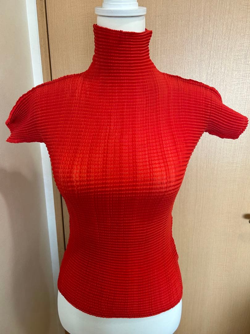 ⭐️最終価格⭐️イッセイミヤケ赤トップス極美品⭐️