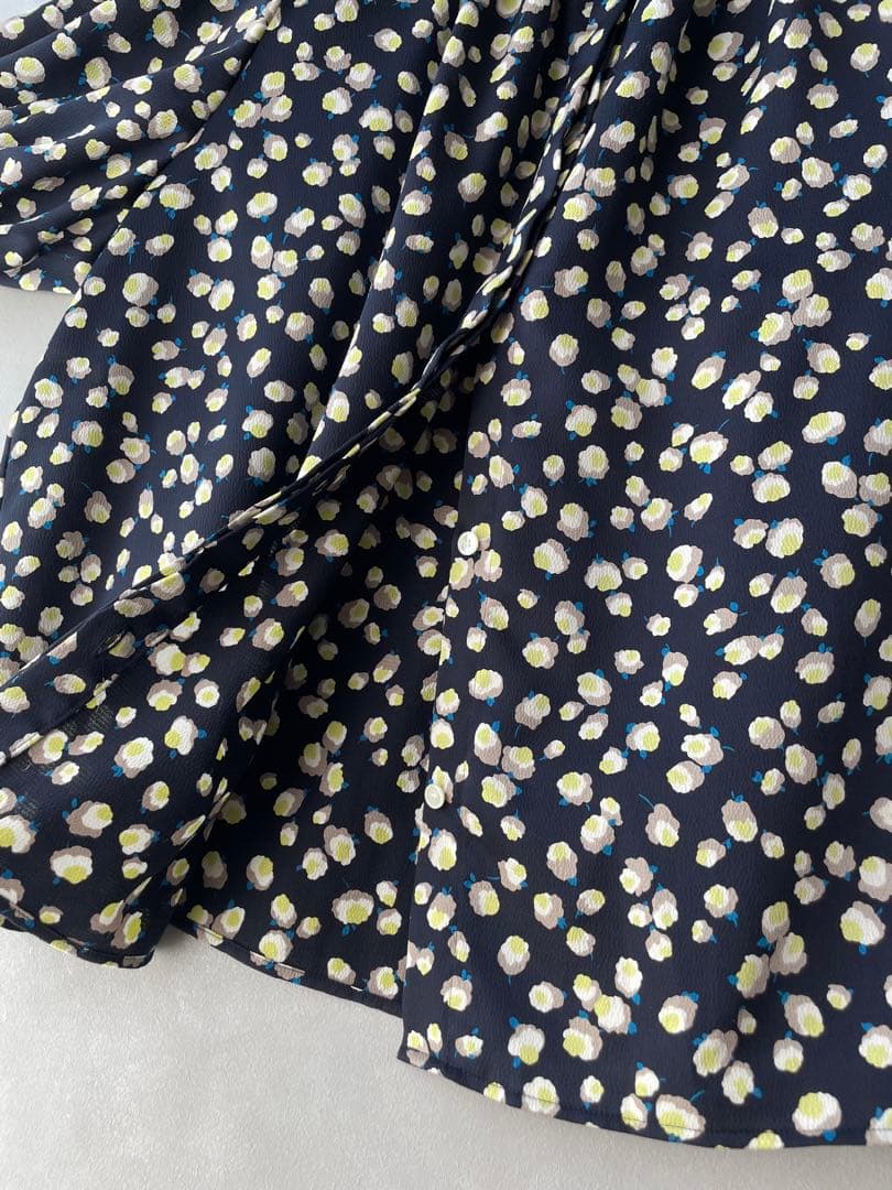 美品✨ボールジィ 23SS フラワープリント　五分袖丈ブラウス　紺　36 9号