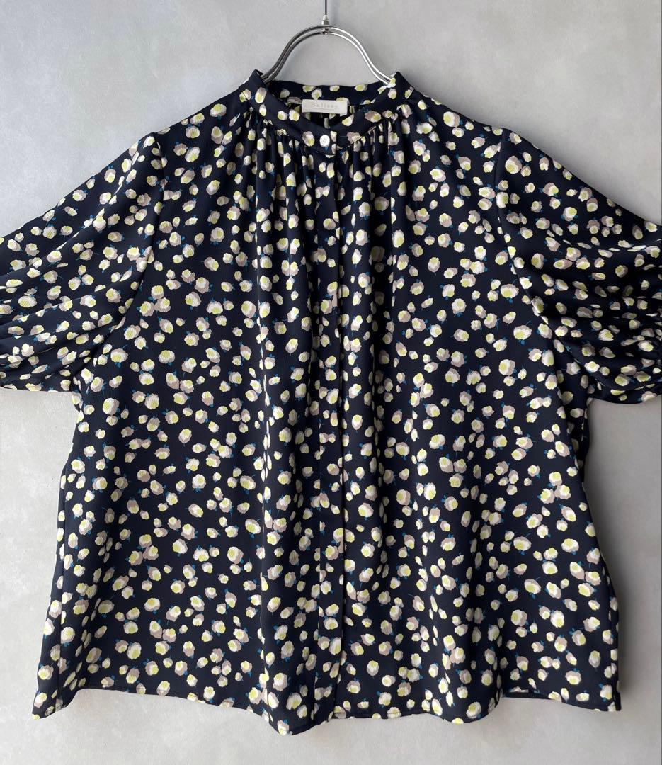 美品✨ボールジィ 23SS フラワープリント　五分袖丈ブラウス　紺　36 9号
