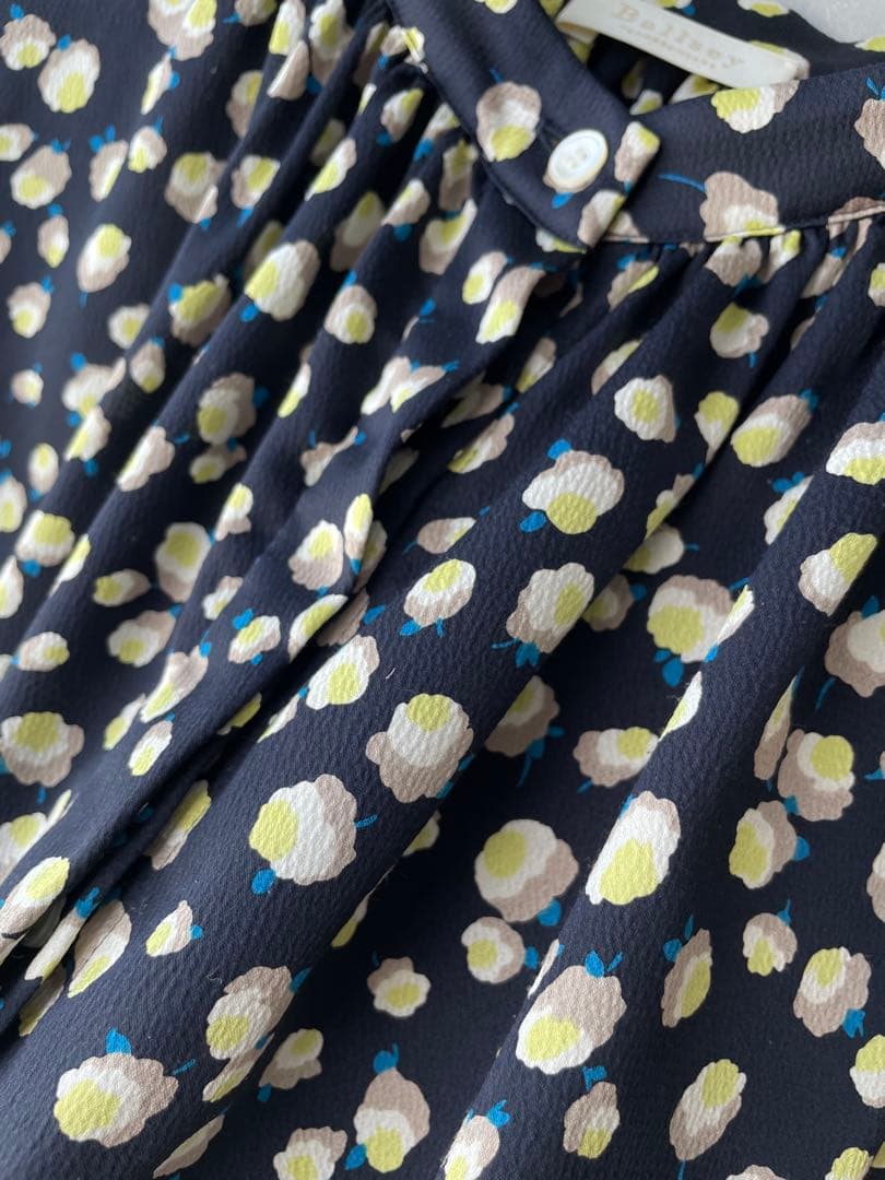 美品✨ボールジィ 23SS フラワープリント　五分袖丈ブラウス　紺　36 9号