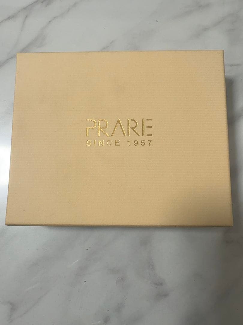 PRARE 黒レザー二つ折り財布