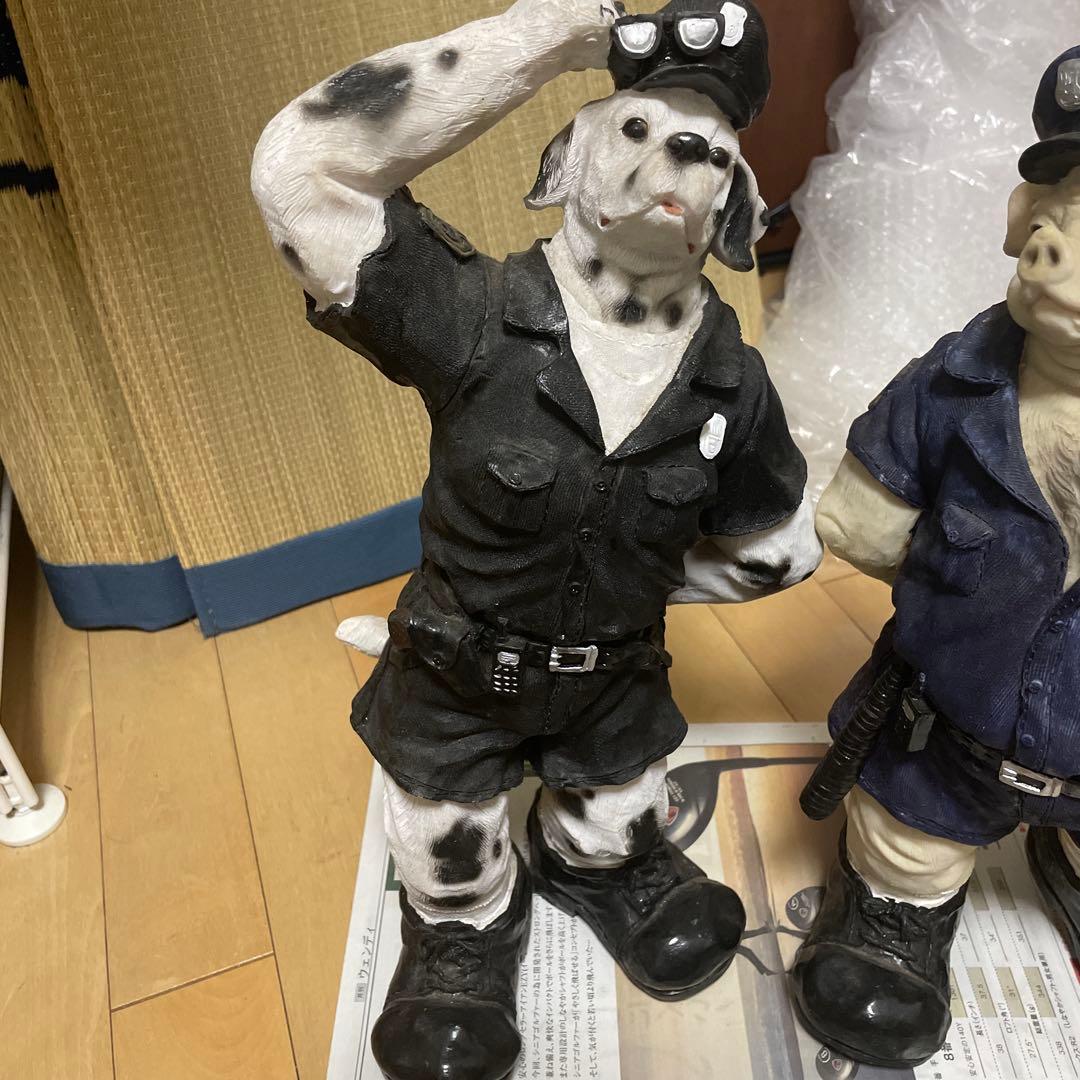 ダルメシアンと豚の警察官 置物