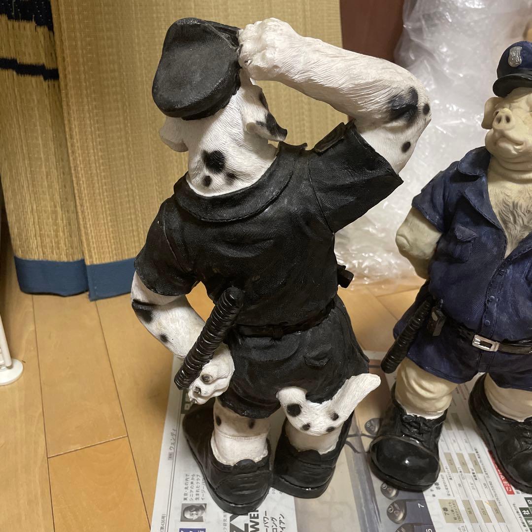 ダルメシアンと豚の警察官 置物