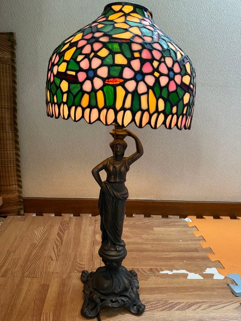ステンドグラスランプ 女性像デザイン