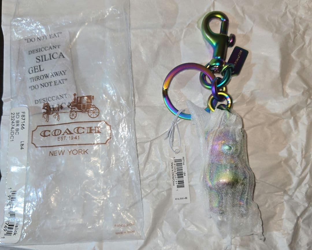 新品 COACH ホログラム オイルスリック 虹色 テディベア バッグチャーム