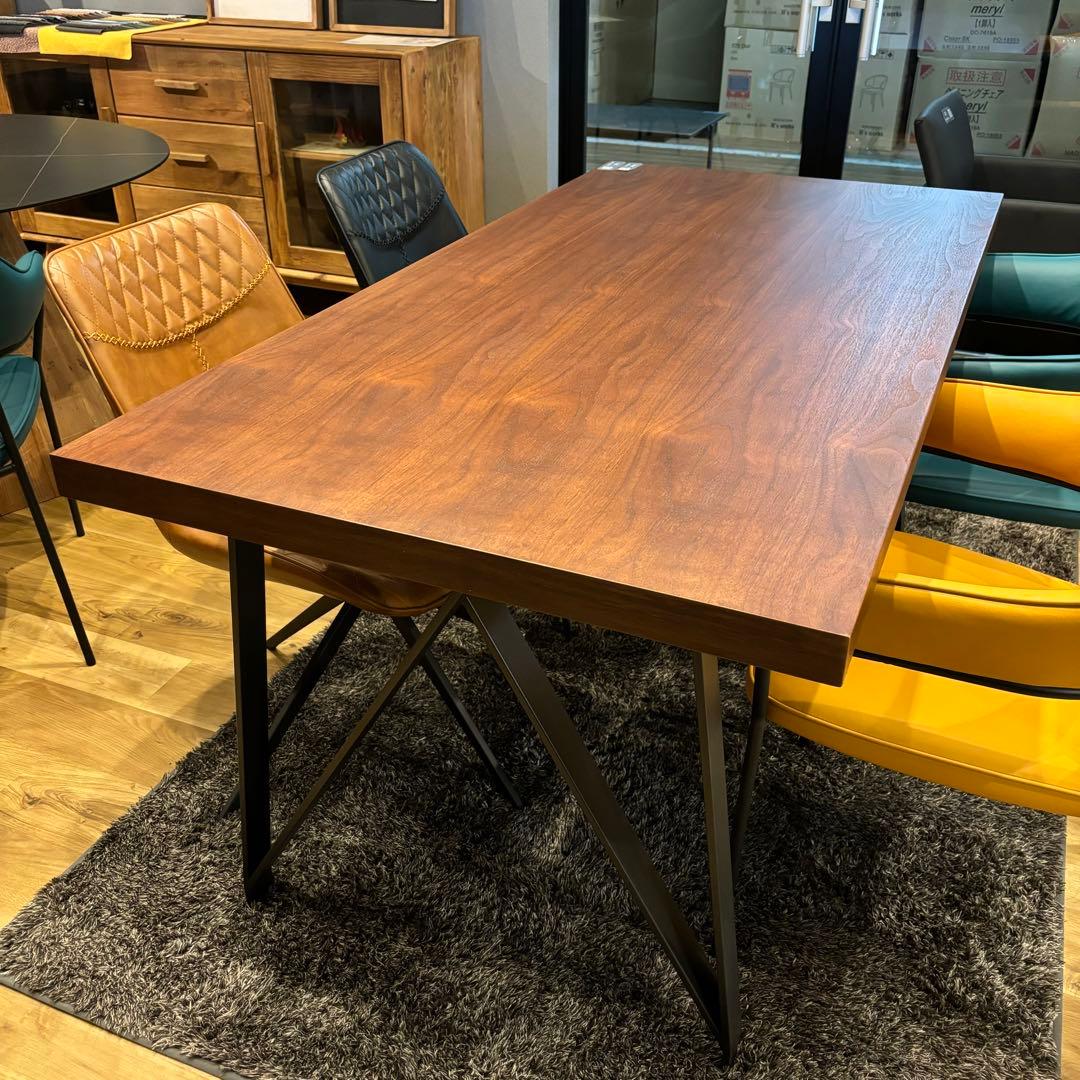 ウォールナット　160㎝　ダイニングテーブル　木製　高級感　ブラウン　スチール脚