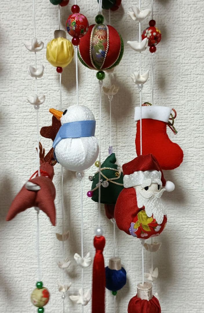 クリスマスの吊し飾りとお正月の吊し飾り