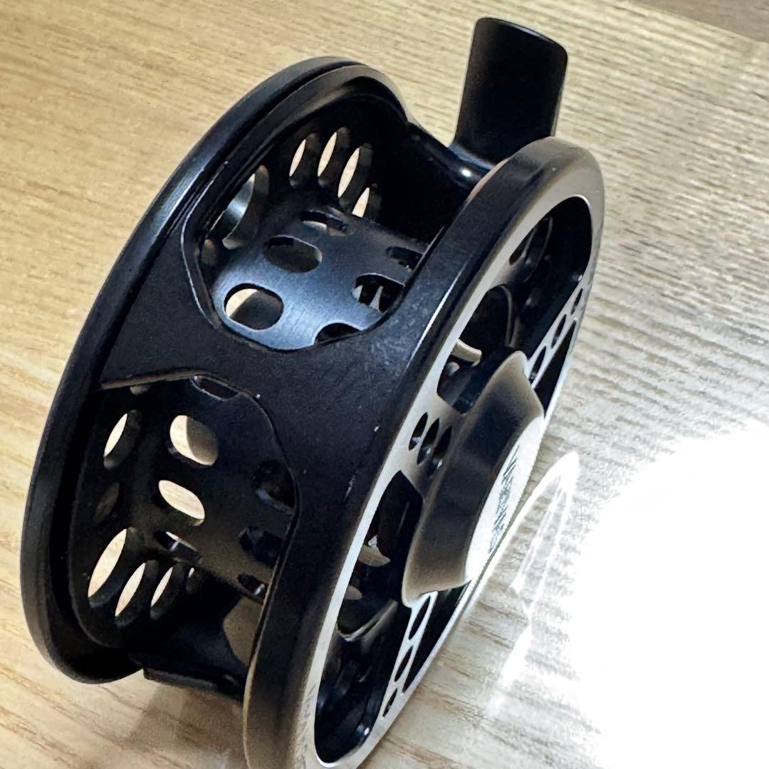 VARIVAS Surface System フライリール ブラック