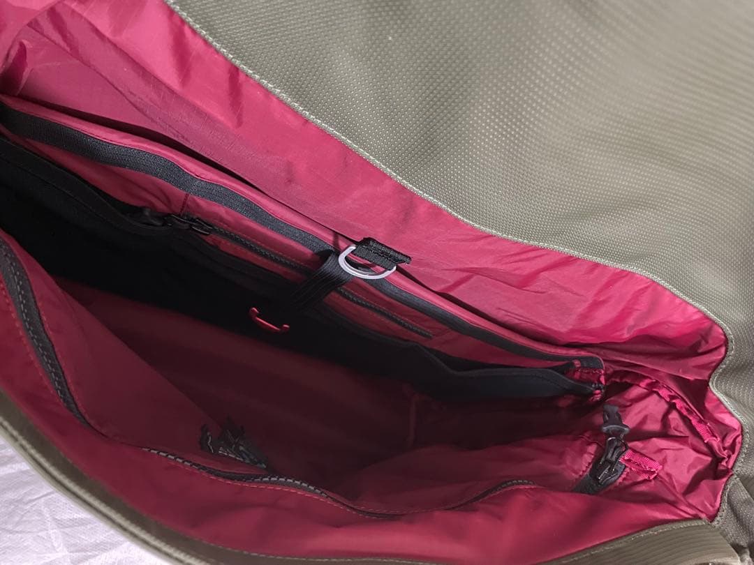 KLATTERMUSEN Fenja メッセンジャーバッグ オリーブグリーン