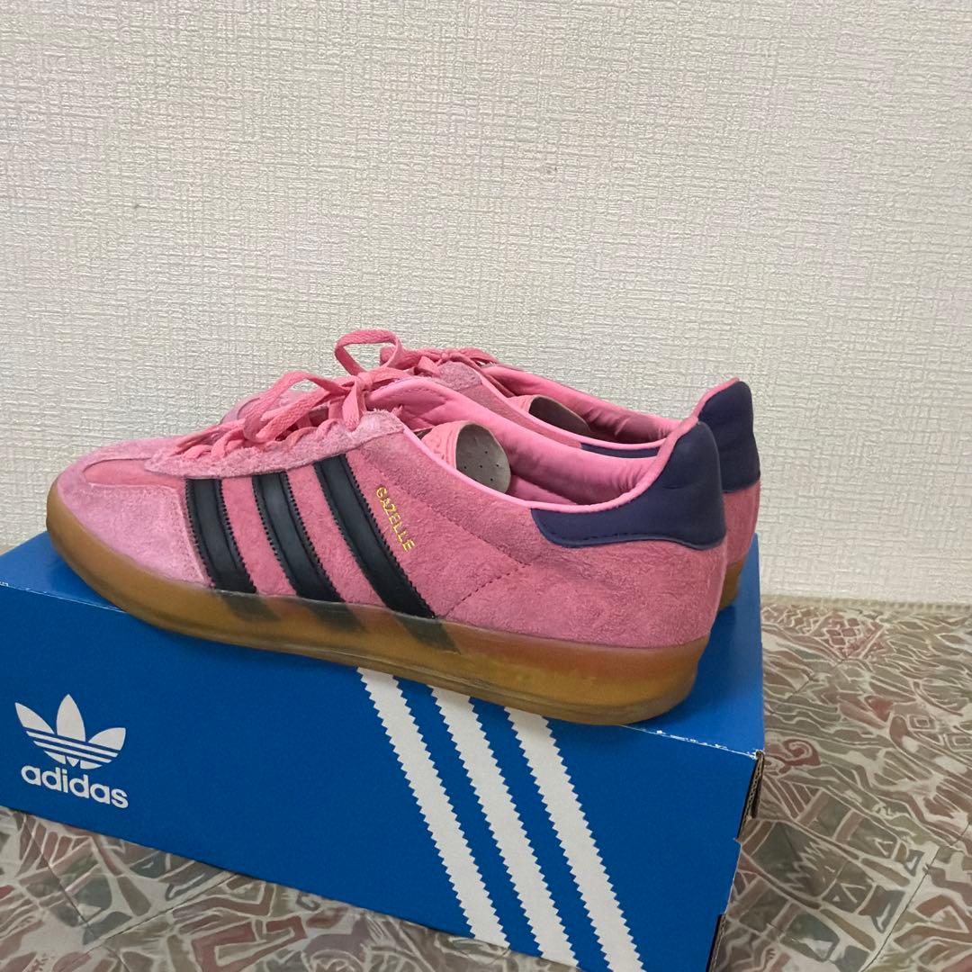 adidas ピンク スニーカー
