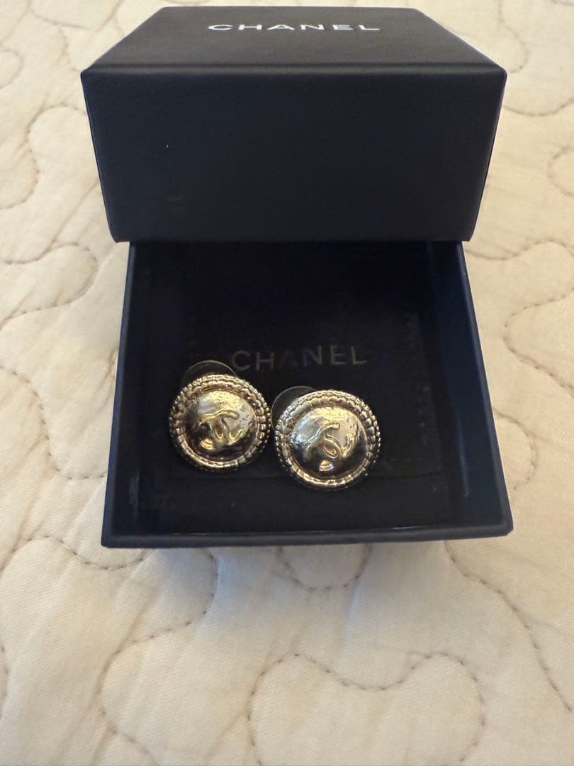 CHANEL ココマーク ボタン型ピアス
