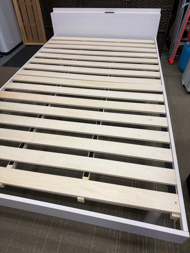 【美品】アイリス　セミダブルサイズ　ベッドフレーム　棚付コンセント付き　ホワイト