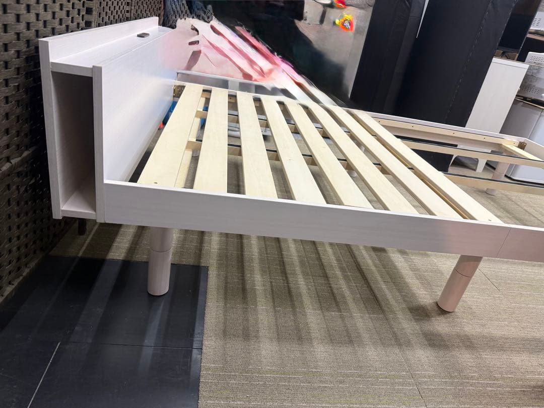 【美品】アイリス　セミダブルサイズ　ベッドフレーム　棚付コンセント付き　ホワイト