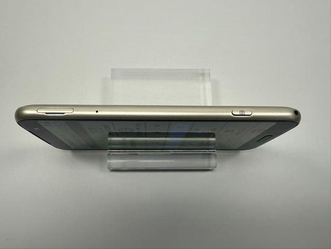 極美品 NTT docomo らくらくスマートフォン F-53E ゴールド