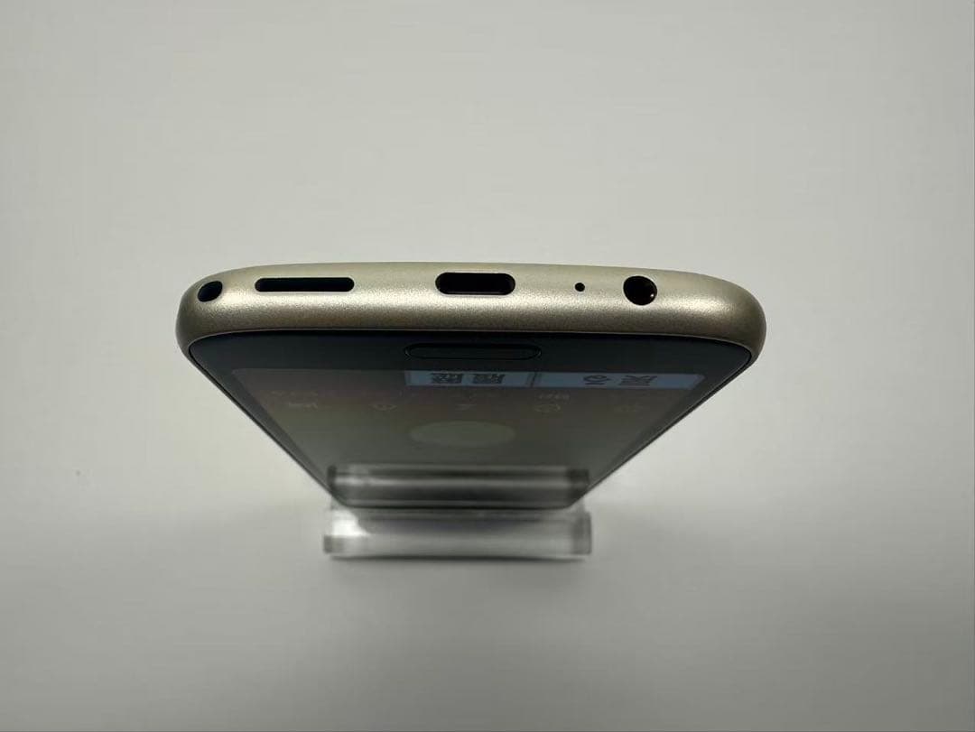 極美品 NTT docomo らくらくスマートフォン F-53E ゴールド