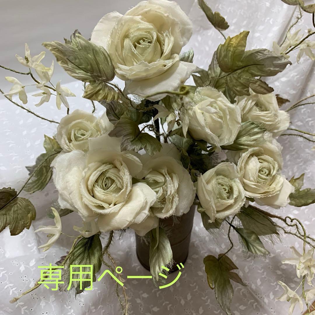 オフホワイトのばらと枝の花と葉