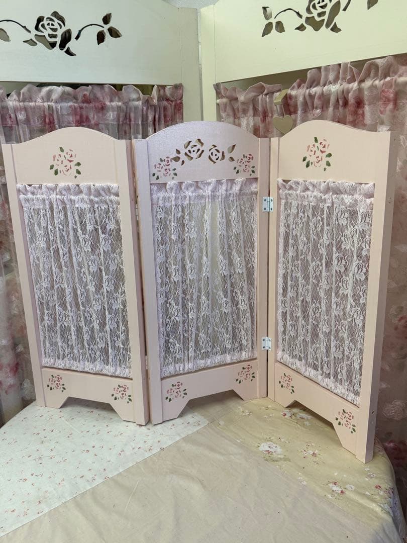 ピンクのレースカーテン付きミニパーティション　卓上仕切り　目隠しスクリーン