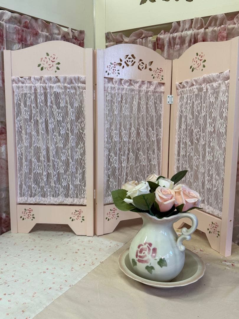 ピンクのレースカーテン付きミニパーティション　卓上仕切り　目隠しスクリーン