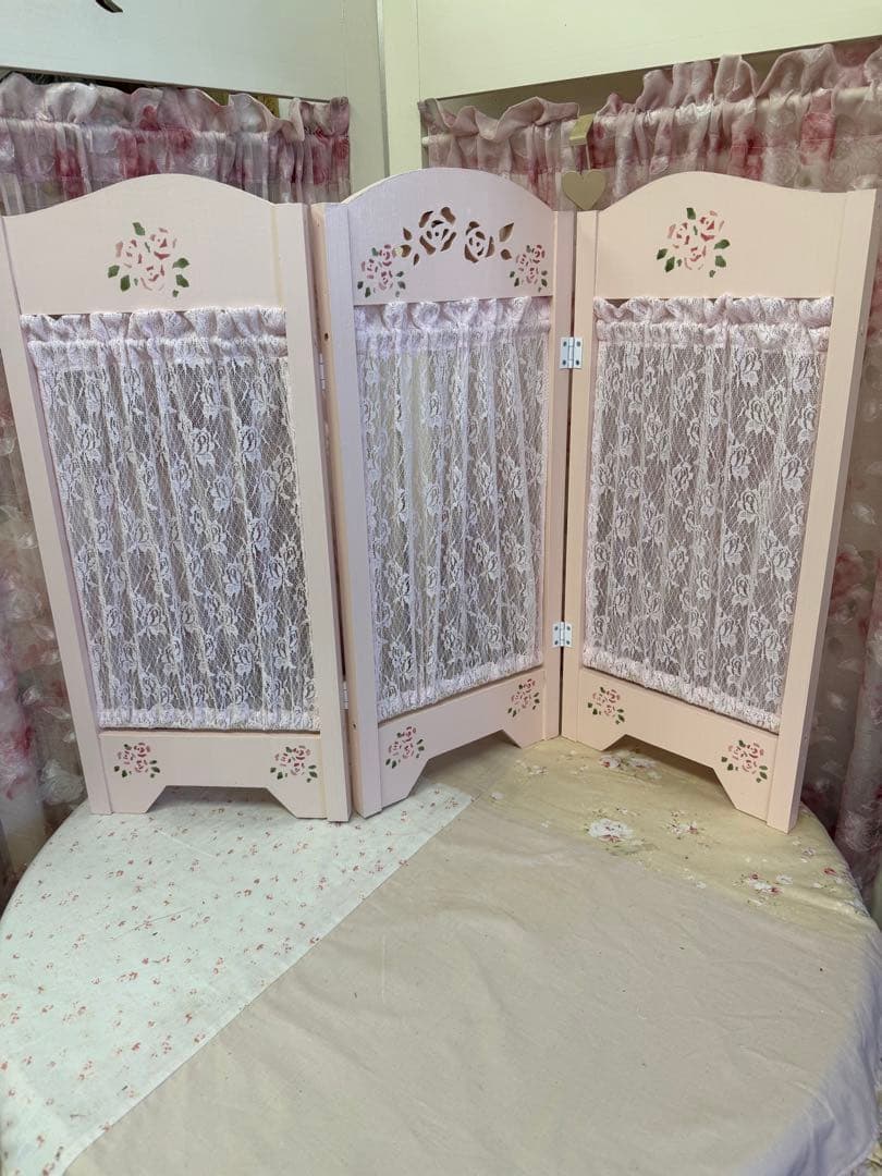 ピンクのレースカーテン付きミニパーティション　卓上仕切り　目隠しスクリーン