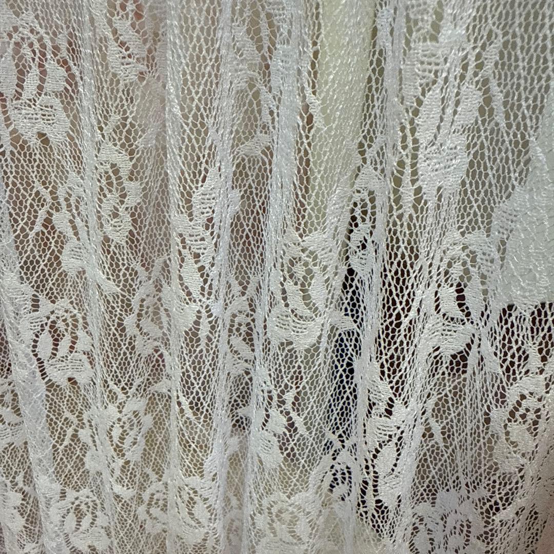 ピンクのレースカーテン付きミニパーティション　卓上仕切り　目隠しスクリーン