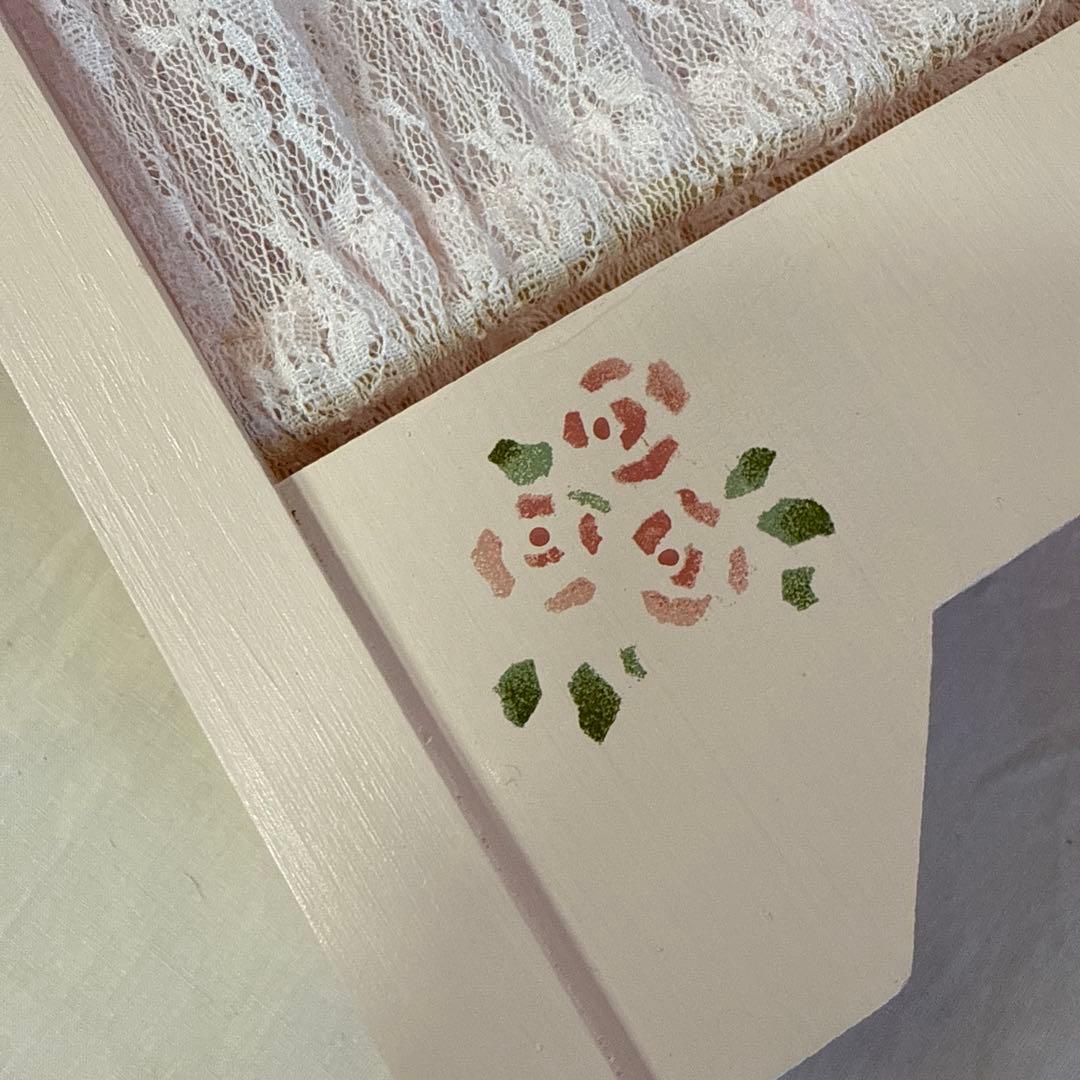 ピンクのレースカーテン付きミニパーティション　卓上仕切り　目隠しスクリーン