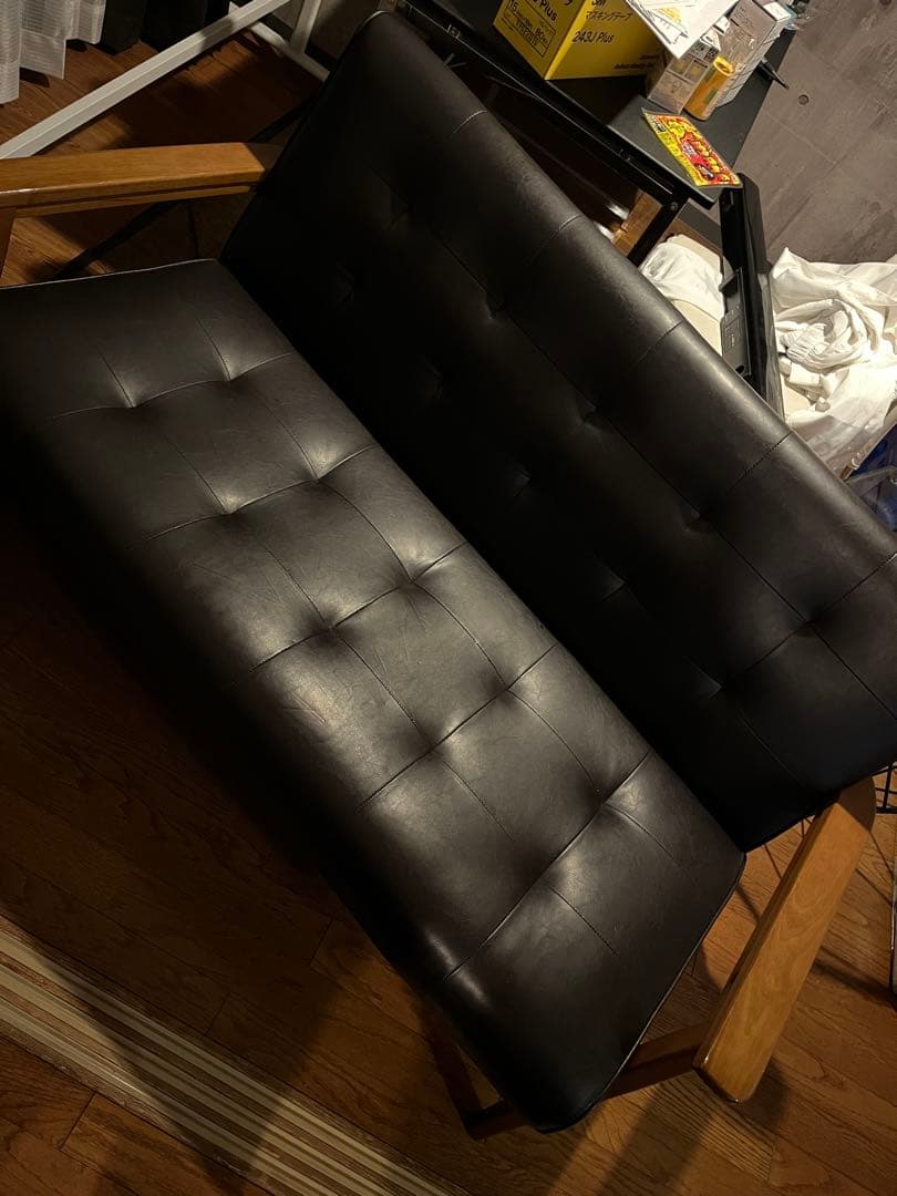 黒の合成皮革ソファとテーブルセット