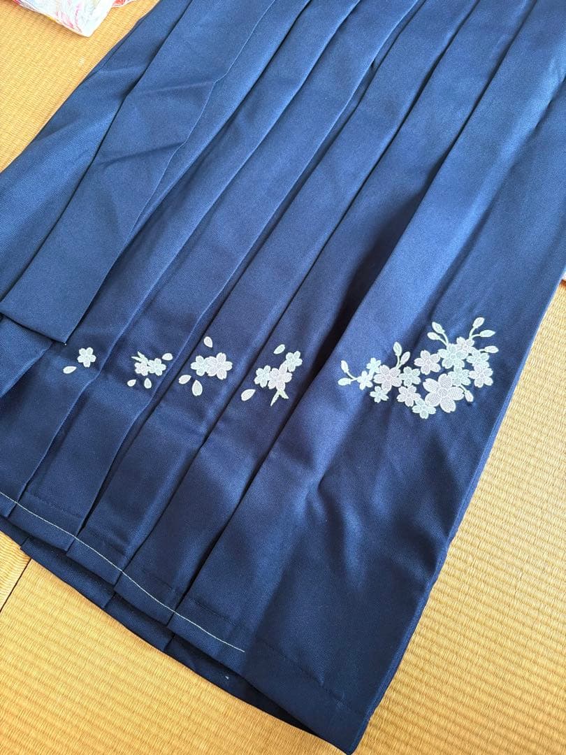 新品未使用 キャサリンコテージ簡単着付け袴セット半衿襦袢150㎝ 紺袴 花柄