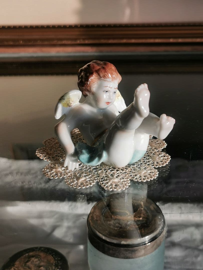 アンティークドイツポーセリン でんぐり返し子供天使 造形美フィギュリン レース付